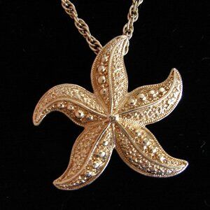 Vintage 1987 Avon 30" Pendant NECKLACE, Brilliant Gold Tone Starfish  E09
